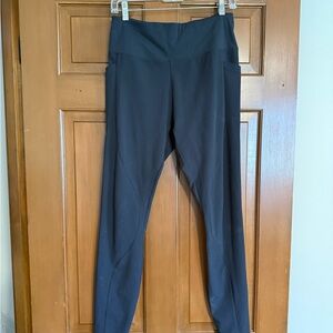 Athleta Black Quest Hybrid High-Rise Leggings with Side Pockets and back zipper